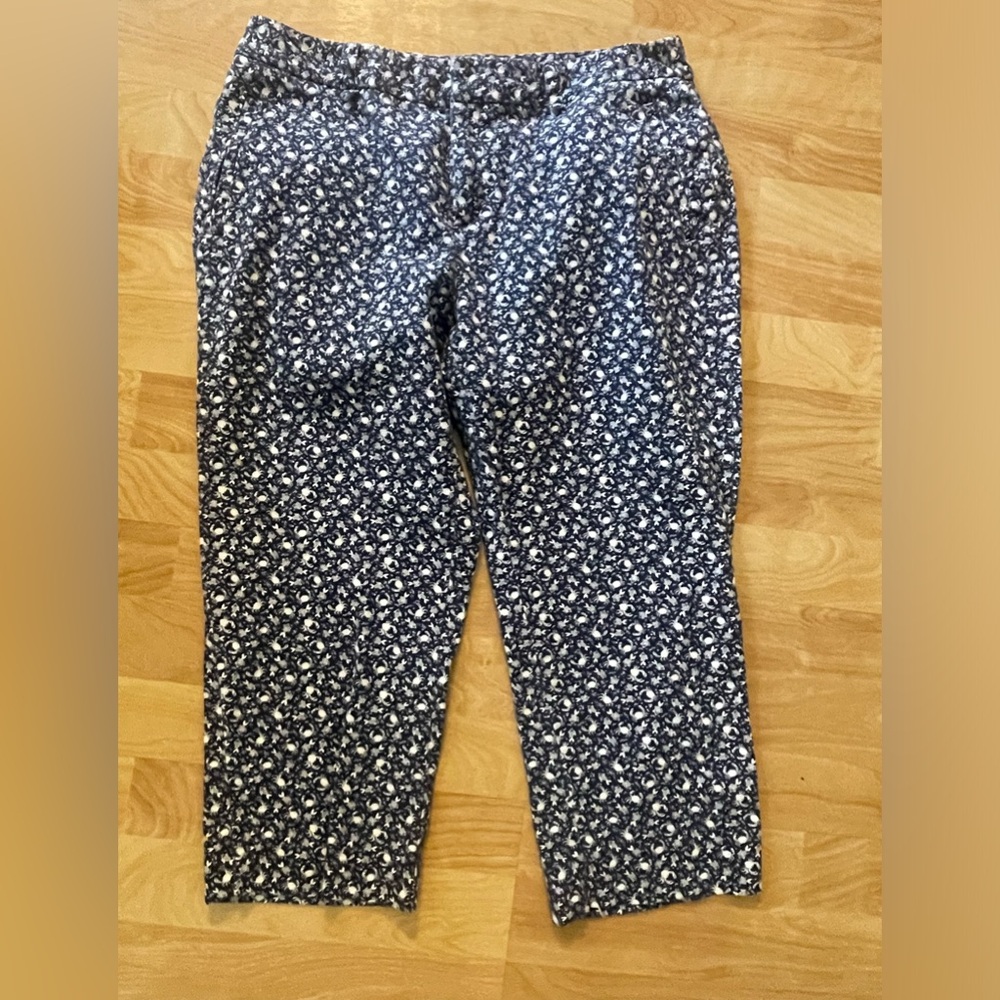 Dockers Nautical Crab/Fish pattern Blue woman’s capris size 12